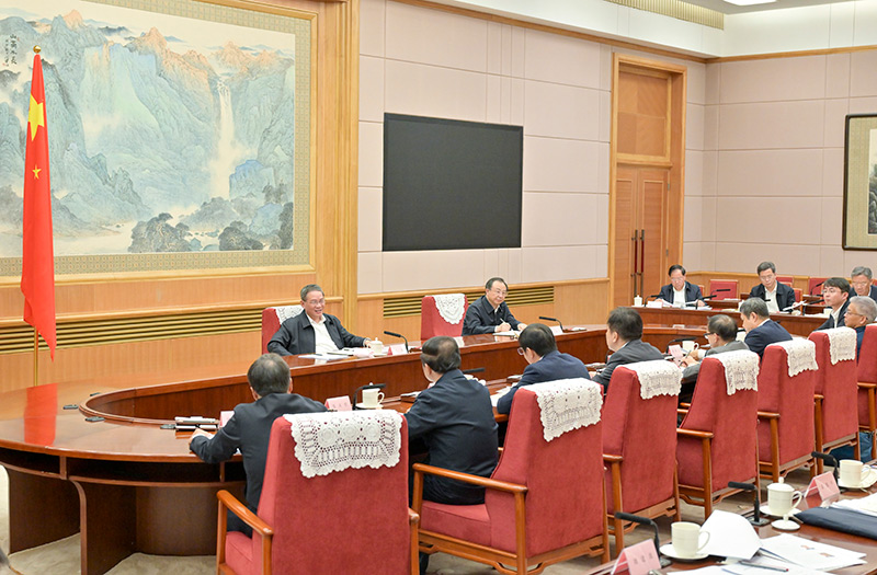 李强主持召开经济形势专家和企业家座谈会
